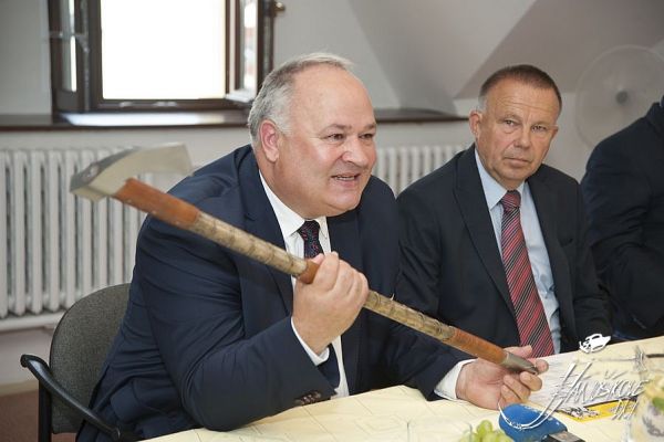 starosta Terchivej s Jánošíkoovu valaškou